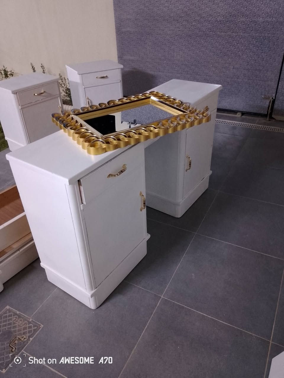 كنتور ٦ بيبان طابقين شغل نجار
وميز تواليت  وكومدي عدد ٢ مستعمله ونضيفه جدا عندي صوره قبل الصبغ حاليا مفصخه اجت من النجار صبغهه ورتبه صبغ اخشاب ابيض اريده ٣٧٥ الف
*********** واتساب
