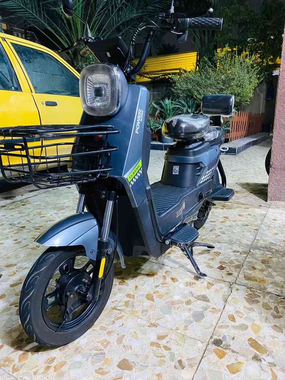 السلام عليكم دراجه شحن للبيع 
الدراجه 4 بطاريات 3سرع ملف جديد 
الدراجه جديده السعر 350 الف قفل قفل 
المكان بغداد جميله الاتصال ***********
