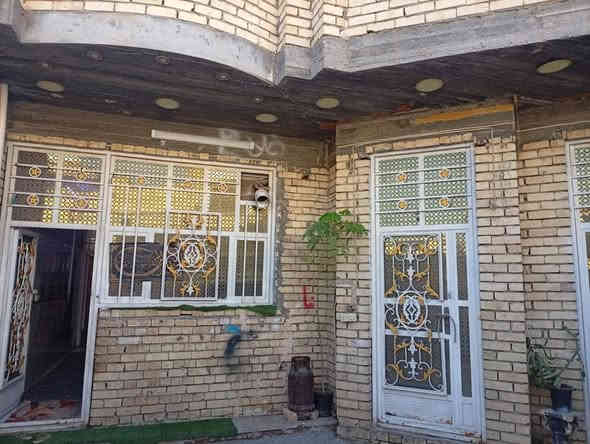 عقار للبيع مساحه ٢٠٠ متر واجهه ١٠ ونزال ٢٠ملحقاته ثلاثة مداخل
طابق الاول استقبال وصاله مطبخ بارد وحار ومنور وصحيات عدد٢ وغرفتين نوم وكراج كبير
 طابق الثاني غرفتين نوم وصالة حمام مشترك كبير وبيتونه كبيره وسطحين
بيت نضيف بناء درجه اولى بناء العقار ٢٠٢٢
خدمات كامله ماء وكهرباء مجاري منطقه هدوة على هيئه تبليط 
موقع العقار البلديات الظباط الثانيه الزراعي مجاور مجمع فدك شارع عشرين
لاستفسار الاتصال على الرقم ***********
