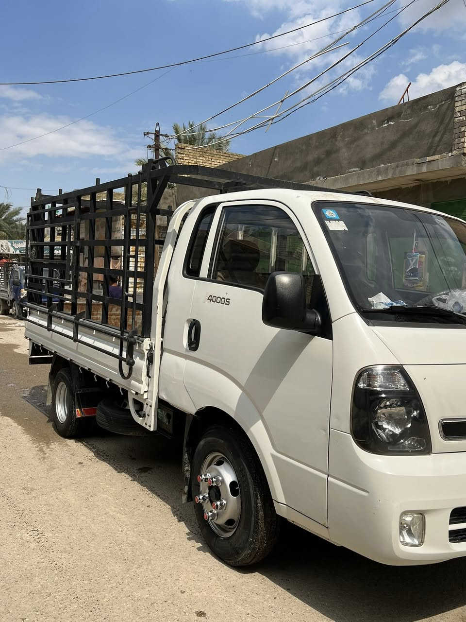 سلام عليكم 
كيه فحل موديل ٢٠١٧ السياره حلوه وجديده 
تخم تايرات جديده السياره بسمي تحويل مباشر مكينه ٤٠٠
السياره جاهزه  كامله بدون نواقص سياره جديده 
مكانها بغداد  السعر  ١٣٥وبيها مجال 
الهاتف (***********)
