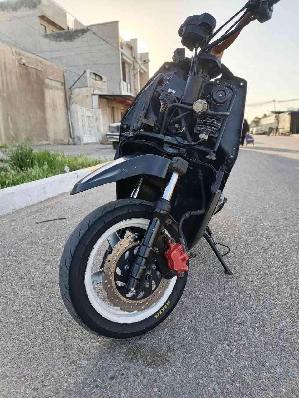 السلام عليكم دراجه سكنس للبيع دراجه كامله مكمله 
نقوصاتها شي بسيط دراجه شغاله نكره سلف وياله رياضي لون ابيض تايرات جيلاتين كهربايات كامله مكمله عداد كيج بانزين  كله شغال دراجه شلعه معدل بريكات امامي خلفي كله شغال دبلات جدد هايدروليك ملاح حلو ترايك وين ميعجبك باتري جديد كفراتهه كامله مكينه ناعمه وحلوه بانزين كله محسن السعر 600 وبيهه مجال بك لايت كامل دراجه مسون ولفات فقططط المكان حي القاهره الرقم *********** وتساب
