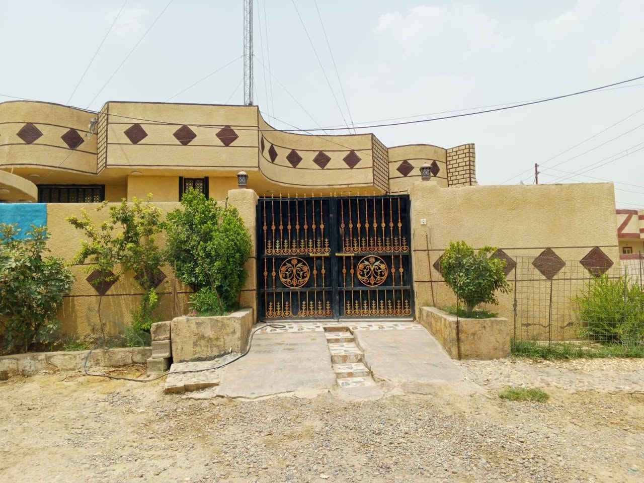 سلام عليكم يوجد لدينه بيت زراعي لبيع مساحته 250متر ركن على شارعين بي منام 2صاله مطبخ مساحت درج وكراج صحيات دخلي وخارجيه بناء بلوك حديقه 3في 7لبيت مرتب حلو كافت لخدمات شارع كهرباء مي مجاري  سعر83 لمكان حي لوحده شارع محمد الغازي لي يريد يتفضل خاص لو يتصل على رقم الهاتف صاحب لبيت ***********مكان صلاح الدين قضاء الدجيل
