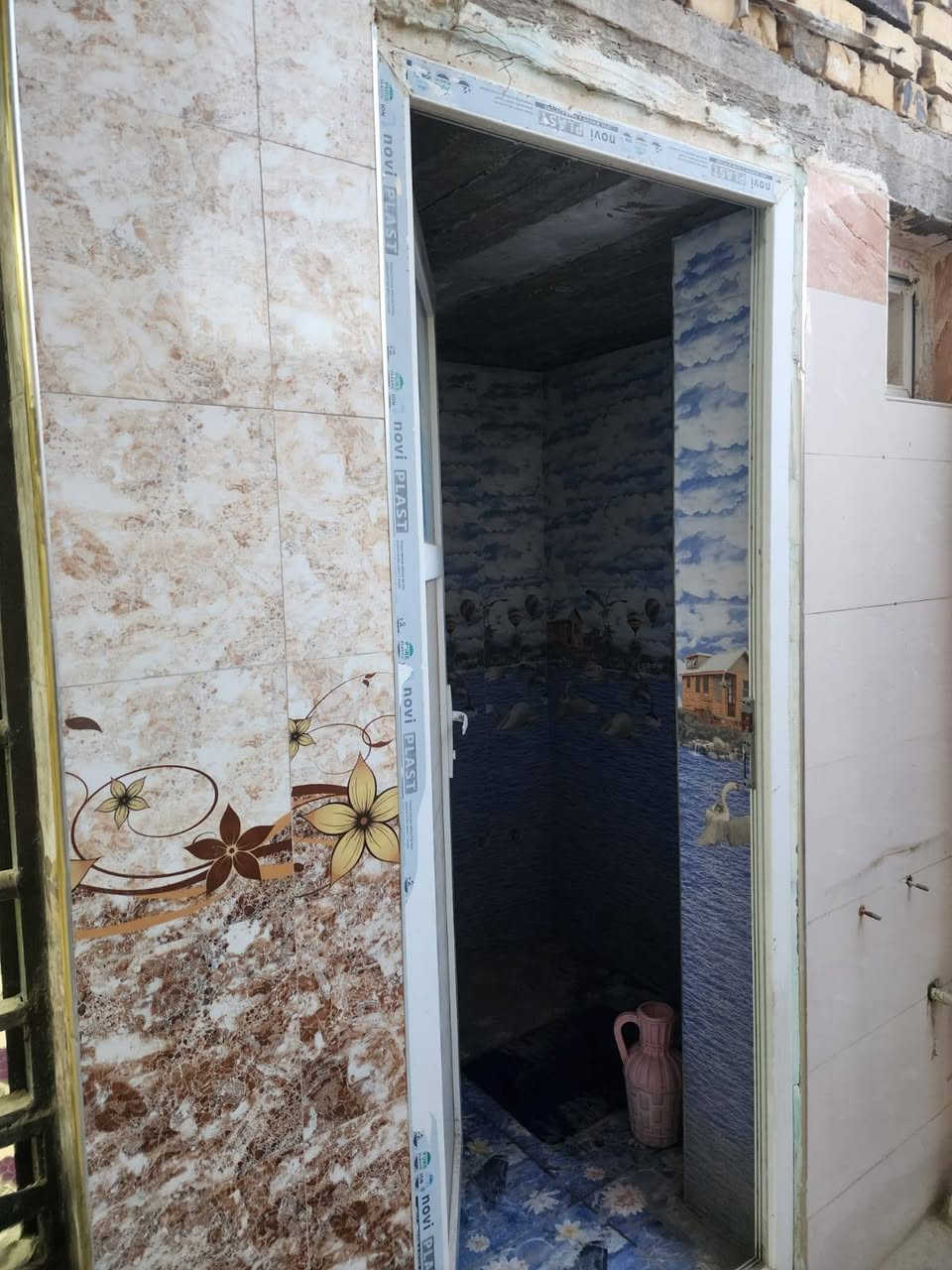 السلام عليكم بيت معروض للبيع بلبراكيه شارع السبيس سند 25 قرار محكمه مشمول بقرار 320قرب مدرسة زهور الجنائن المساحه 100متر بناء طابوك ارضيه صب سقف كونكريت طابقين طابق الاول يحتوي ع مطبخ وصاله ومنور وغرفه  وصحيات خارجيه الطابق الثاني غرف عدد 2وحده من الغرف سويت وصاله  سقوف ثانويه شارع 10متر البيت جاهز من كلشي السعر 55 وبي مجال بسيط للاستفسار يرجى الاتصال ***********
