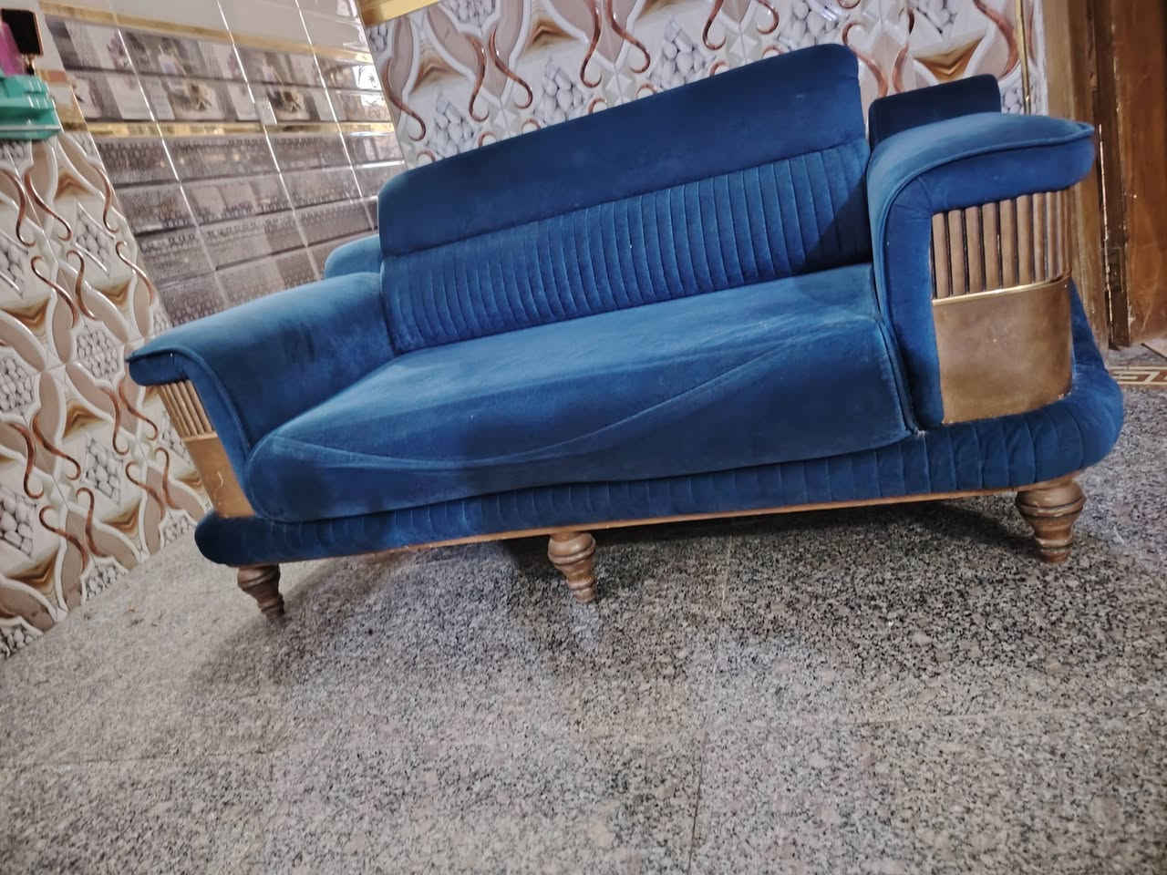 تخم تركي خمس مقاعد نظيف ودرجة اولى مستعمل السعر ٣٠٠ العنوان بغداد مدينه الصدر ***********
