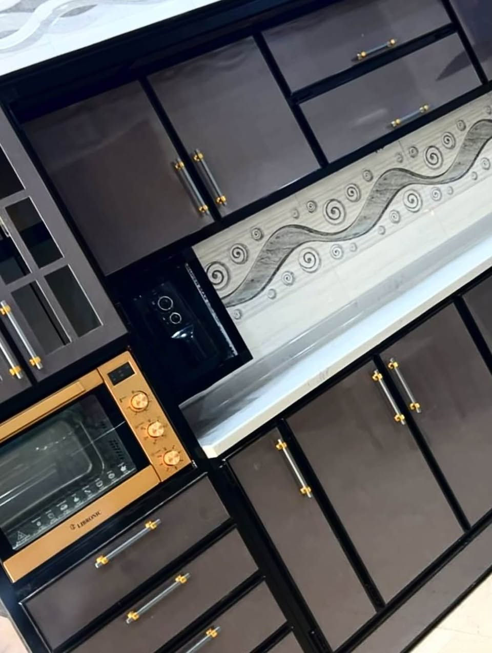 التفاصيل هي ما تصنع الفارق! 🔨 استغلال ذكي للمساحات مع تشطيب 'هاي جلوس' (High Gloss) يعطي لمعة تدوم طويلاً وسهولة في التنظيف. تنفيذنا المتكامل ليناسب احتياجاتكم اليومية. 🏠✨"
 
لانناا نؤمن أن المطبخ هو قلب البيت، صنعناه بدقة تليق بكم وبموديلات مودرن مختلفة 

‎سعر المتر الكاونتر 150 الف
‎سعر المتر المرمر. الصناعي 75 الف
‎سعر المتر المرمر الطبيعي125 الف

‎للاستفسار عن التصميم والتنفيذ، تواصلوا معنا عبر الواتساب 
0770 267 9966

#اكسبلور_فولو #معمل #الجميع #الالمنيوم #تصميم_داخلي كربلاء, العراق
