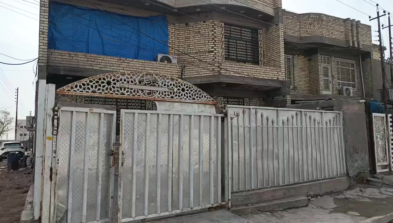 السلام عليكم بيت للبيع المساحة 150م/ مربع مع تشجير 200م/ المكان بغداد حي السلام قرب  مستشفى الفضيلية 4 غرف نوم حمامات 2 صاله كبيره مطبخ استقبال اي استفسار اتصل على رقم ‏‪***********‬‏
