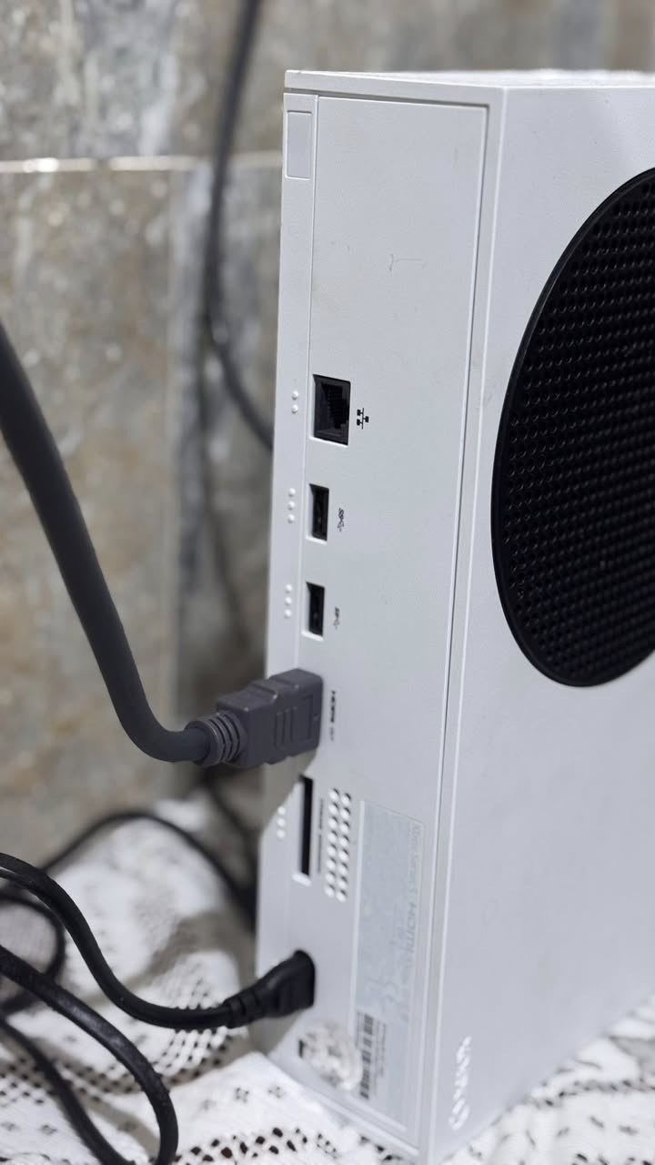 كسبوكس سيريس s مستعمل مامفتوح نضافة 100/99 ملحقاته جوستك اصلية معه بطاريتين وشاحنة معه كيبل اج دي وكيبل بور
العنوان بغداد/ الزعفرانية 
متواجد 
‭0771 960 6981‬
