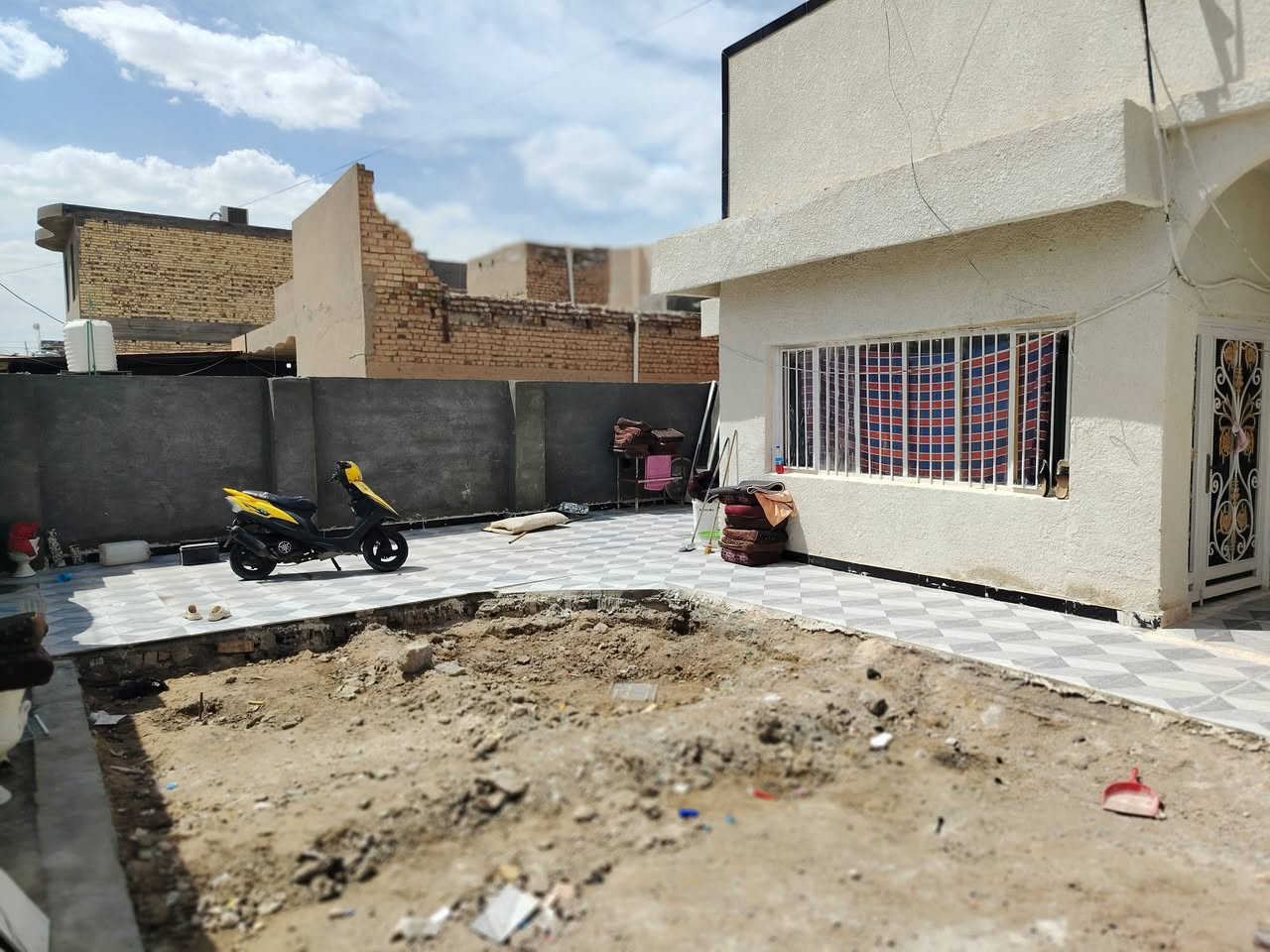 سلام عليكم بيت بلعصافير قرب الروضه 300 متر طابو صرف عالي عن الشارع سيراميك سقف ثانوي مطبخ وحمامات سيراميك للسكف ترميم جديد ***********
