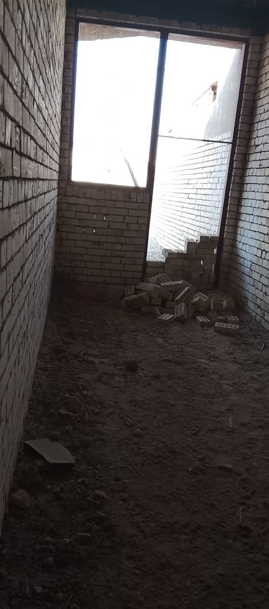 السلام عليكم بيت هيكل للبيع في منطقه المزرعه بحي الحسين تبلغ مساحته 170 نزار 25 عرض 7. رقم ***********
