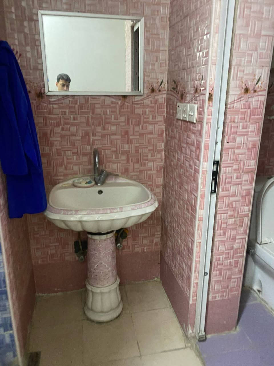 سلام عليكم بيت طابو صرف مساحه ١٣٦ واجهه ٧ونص موقع مميز بين الشرطه وبين ابو طياره موقع بلفرع مال مقابيل الجامع هادي البشير قرب على السريع الدوره البيت رفت طابقين غرفه وصاله معيشه وخدمات داخليه وخارجيه واستقبال ومطبخ ومناور عدد٢ الطابق الأول اما الطابق الثاني ٣غرف نوم وخدمات بناء درجه اوله يرادله بس واجهه سنة البناء ٢٠١٥ الاستفسار
***********
***********
