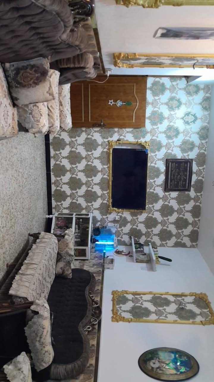 بيت مساحه ١٠٠ بالامين الثانيه السده جديده طابقين يحتوي طابق الاول على صحيات عدد ثنين واستقبال ومطبخ وغرفه ويحتوي طابق الثاني ع صحيات وغرفتين ومطبخ وبي سطحين للإستفسار اكثر  على رقم ***********
