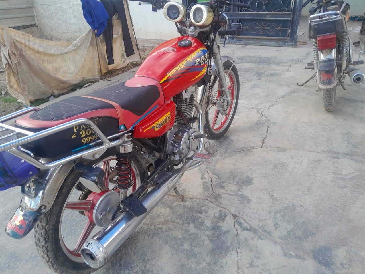 شباب موطور بارت للبيع موديل 2020منفيس يعوزه شغل كهرباء عل خفيف مكينه 150مفتوحه بس سلندر هام اني مكلف بل نشر السعر 350بي حك الجيه فقط بلاش مكانه قوش تبه ***********
