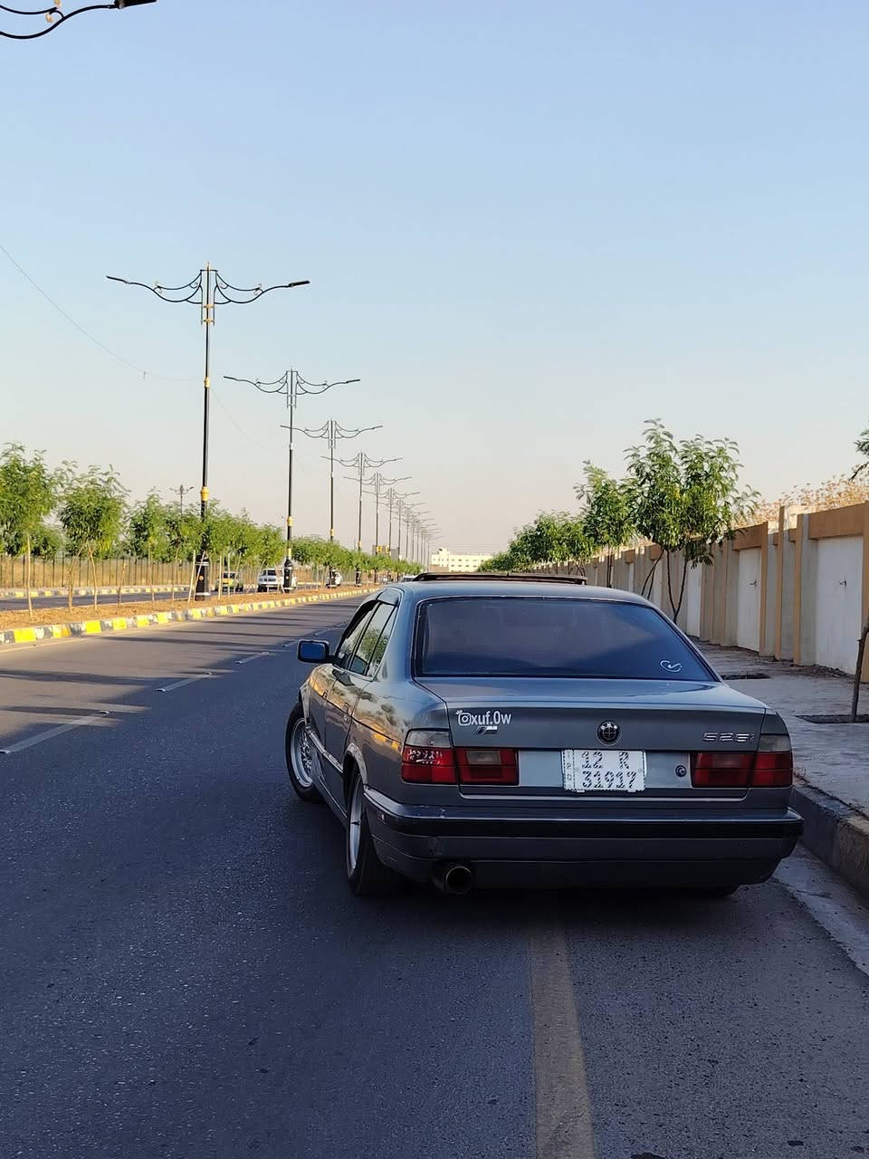 سلام عليكم  للبيع بسبب الضروف بي ام 525 اصل عليها محرك وكير مال صقر 528 موديل91 السياره باسمي هزه جديده سنويه ما ساقطه شرط  التحويل كشنات كهرب سلايد كير و محرك خير من الله تحريكه ماال مكينه 40  عليها ادامه كامله مسويها  باتري جديد عليها منظومه كزور   ع كنتور  صوتها طرب لايت زينون داخل صاج سياره بدون ضربهه سياره تخبل وبلواقع بلعافيه ع ياخذها سعرها 72 الله شاهد مكلفتني فوك ال75 /***********
