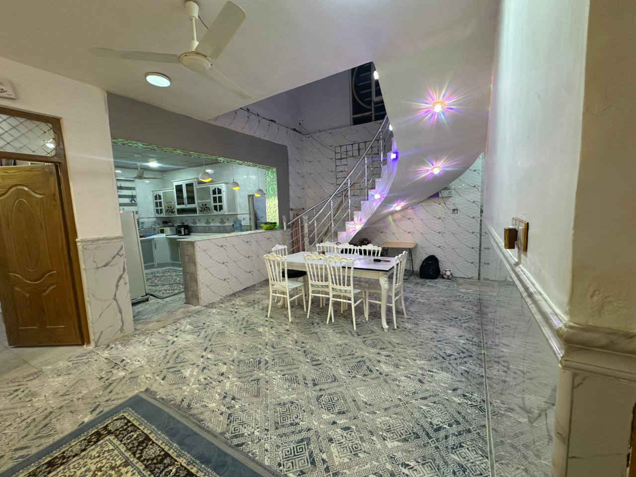 دار للبيع المساحة 306م السعر ١١٠ وبي مجال طابو زراعي سند 25 الشـــار؏ تبليط ، كهرباء ومي متوفر نجف مقابل قريه الغدير عامود 267 يحتوي على غرفتين وصاله كبيرا جدا واستقبال ومطبخ حار مطبخ بارد حديقه وكراج
الاتصال 
٠٧٨٠ ٤١٧ ٩٦١٩قرب مطعم وكوفي سمر قند مشمول بلتطويب
