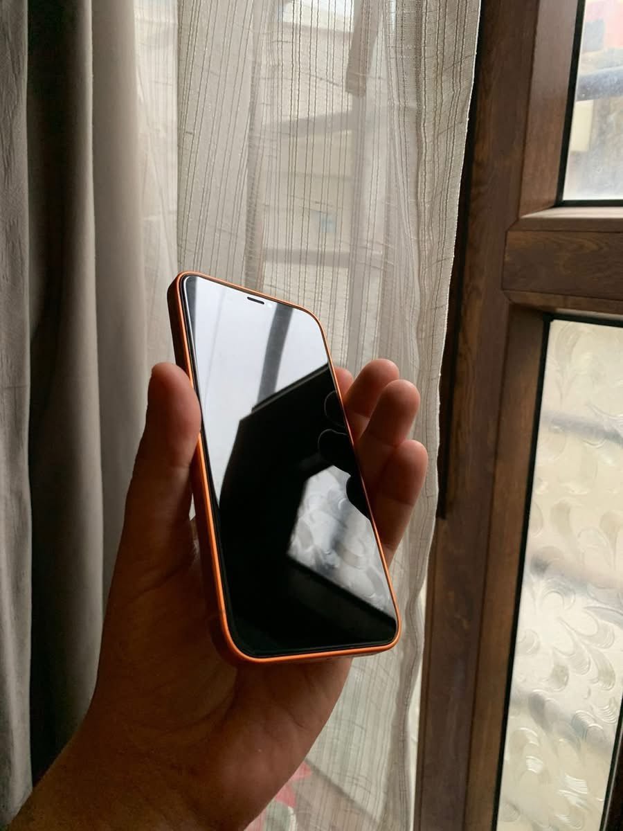 عندي آيفون XR بحالة جيدة للبيع. اللون برتقالي جذاب ويعمل بشكل ممتاز. الإصدار الحالي للنظام هو iOS 18.7.5، والبطارية تعمل بشكل جيد مع شحن البطارية المحسن مشغل. الجهاز متوفر مع ذاكرة 64 جيجابايت ومتاح للاستخدام المباشر.