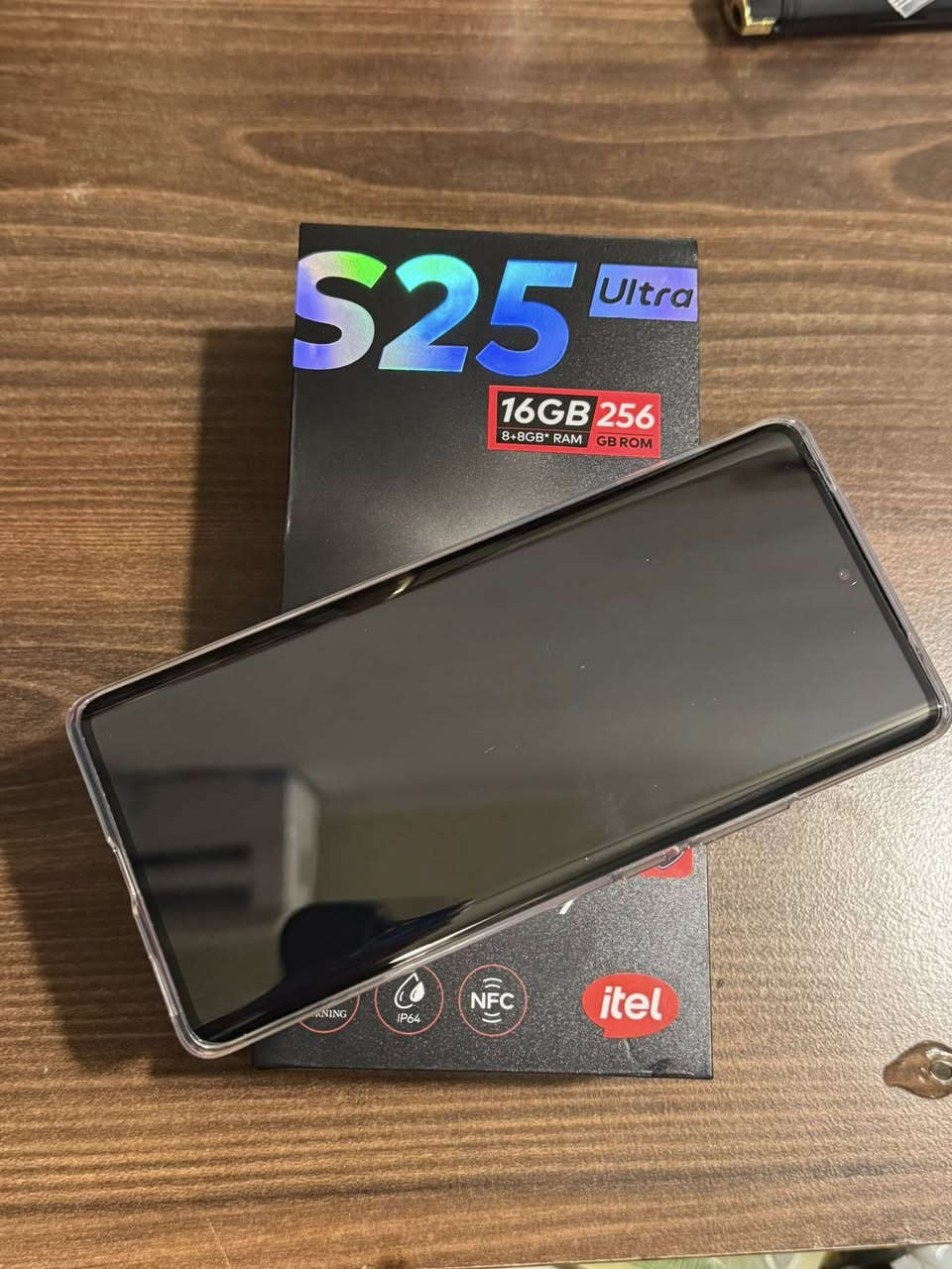 السلام عليكم 
عندي موبايل s 25 الترا ماركت itel
للبيع او المراوس السعر 225 الف جهاز جديد بارحه فاتحه من كارتونه بس اني ماحب نظام الاندرويد 
موصفاته 
🔵 الشاشة
 • 6.78 إنج
 • نوع AMOLED منحنية
 • دقة FHD+ (1080×2436)
 • معدل تحديث 120Hz
 • سطوع يصل إلى 1400 nits
 • حماية Gorilla Glass 7i  

⸻

⚙️ الأداء
 • معالج: Unisoc T620
 • ثماني النواة
 • معالج رسومي: Mali-G57
 • نظام: Android 14 + واجهة itel OS 14.5  

⸻

💾 الذاكرة
 • RAM: 8GB + توسيع افتراضي (يوصل 16GB)
 • تخزين:
 • 128GB / 256GB / 512GB  

⸻

📸 الكاميرات
 • خلفية: 50 ميغابكسل
 • أمامية: 32 ميغابكسل
 • تصوير فيديو: 2K
 • ميزات: نايت مود، HDR، AI، زوم ×10  

⸻

🔋 البطارية
 • 5000mAh
 • شحن 18 واط (Type-C)


**إذا كنت صاحب هذا الإعلان وتريد حذفه لأي سبب، رجاءا أرسل رسالة إلى الدعم الفني**