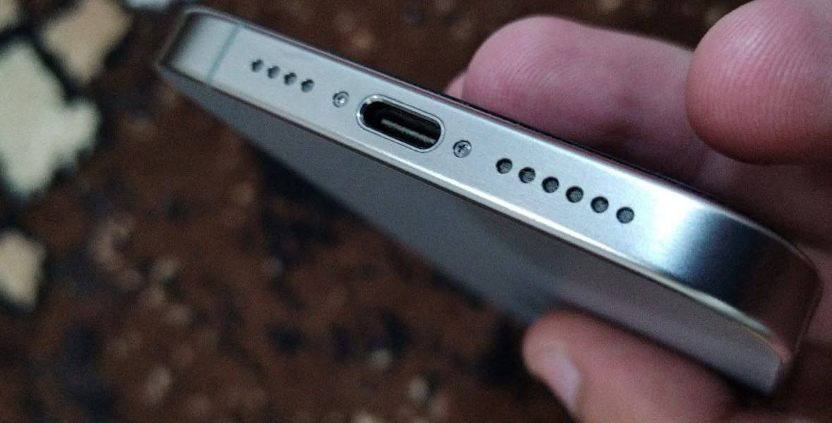 ايفون 15 برو ماكس تيتانيوم
بطارية:100

ذاكرة:٢٥٦

نموذج:ZA 

دبل سيم كارتونة الاصلي موجود

الجهاز جلخ مابي ووتر بروف ملحقات:
كفر اصلي اضافي، حماية كامرات اصلية..
ب ١٢٠٠
***********
***********
