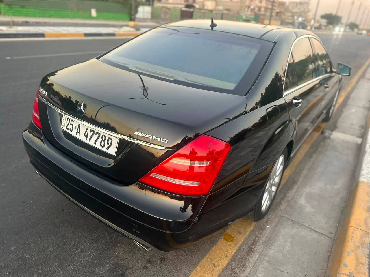 السلام عليكم
مارسيدس S500 خليجيه فول الفول 

موصفات معروفه ب500 

لارج 

5 بردات 

دبل جام 

داخل عسلي بالكامل 

تبريد 3 قطع 

شاشات خلفيه 

دبل ماوس أبواب وصدوك شفط 

تخم تاير عليها جديد

صدر خلفي امامي جديد 

بلوتوث زرع 

محدثة 2013 تحديث كامل حتى الشاشات الداخليه 

لايت ويا الستيرن يفتر 

ناضور ليلي 

كأمره خلفيه بلاديه 

مري شفط وقلاب 

بانوراما 

سياره جديده بمعنى الكلمة 

مكفوله من حادث من صبغ 

ماشيه 175 الف كشنات خلفيه أماميه تدفئه وتبريد 

فول الفول مواصفاتها مكاني بغداد 

*********** 

*********** 

سعرها 190 وبيها مجال
