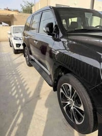 لاندكروز بحريني موديل 2021 رقم بغداد  رقم الجوال 07800350686