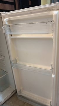 ثلاجة صغيرة • شغالة • ما بيها عطل