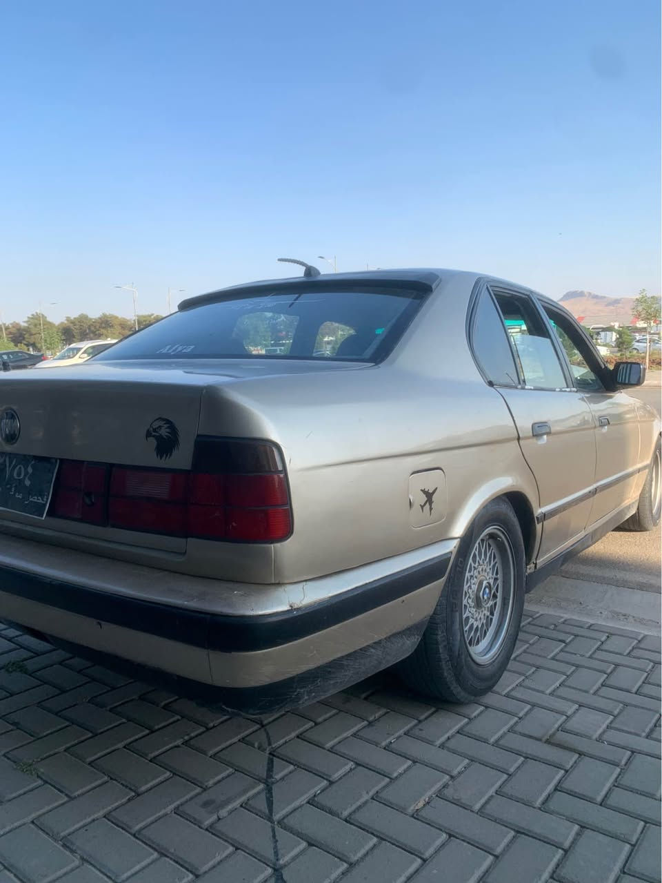 bmw e34
مەکینە ٥٢٥ کەپس
مۆدێل ١٩٩٢
دەعم و لێدراوی نییە
گێڕ و مەکینە و ئەکسل بەشەرت
ویلی حەسیری لەژێرە
سەیارەکە جوان و مەزبووت و بێ کێشەیە
نرخی ٢٠ گەڵا و مەجال
***********
*********** Singapore

