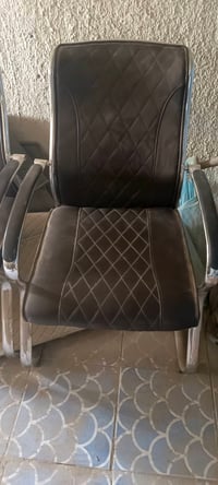 كراسي مكتب اشتريتها و عزلت المكتب مستخدم قليل قيم و اخذ