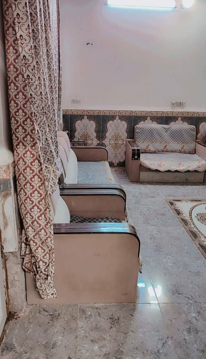 بيت مساحة ٢٢٥ خلف العمارات الزيتوان قرب الوكفه مرقم ومشمول بالتطويب 
النموذجية قريب على مجمع عزيز شريف يبعد عن التبليط
٧٠ متر ويبعد عن عرصات الطابوا ۳۰۰ متر ماء وكهرباء
ومولده ومجاري يتكون من غرفتين وصاله ومطبخ ومجمع
صحيات وحديقه وكراج متكاملة من كلشي
للتواصل ***********
