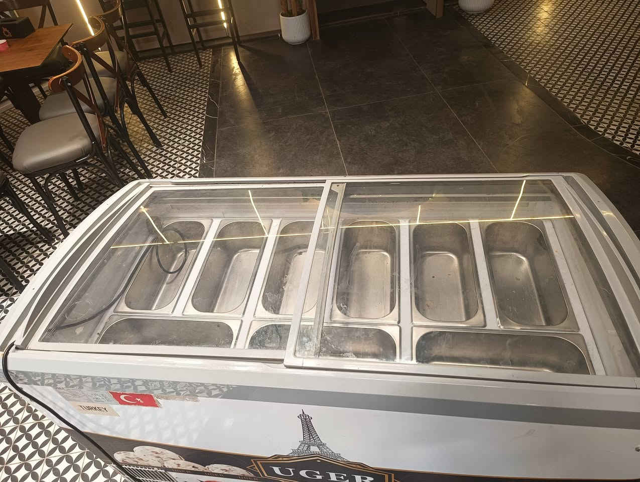 🍦 فريزر عرض آيس كريم UGER – صناعة تركية 🇹🇷
✅ الماركة: UGER
✅ بلد المنشأ: تركيا 🇹🇷
✅ الموديل: SD-505
✅ السعة الإجمالية: 415 لتر
✅ السعة الصافية: 310 لتر
✅ الجهد الكهربائي: 220–240 فولت
✅ التردد: 50 هرتز
✅ التيار: 1.6 أمبير
✅ استهلاك الطاقة: 3.1 كيلوواط / 24 ساعة
✅ قدرة الضاغط: 325 واط
✅ غاز التبريد: R134a (285 غرام)
✅ الوزن الصافي: 75 كغم
✅ أبواب زجاجية منزلقة لسهولة العرض والاستخدام.
✅ مزود بعدة أحواض ستانلس ستيل لعرض نكهات الآيس كريم بشكل مرتب.
✨ مناسب للمقاهي، الكافيهات، محلات الآيس كريم والحلويات.
مكاني خانقين ديالى بيع شرط الفحص وضمان تشغيل ب800 الف 
***********
