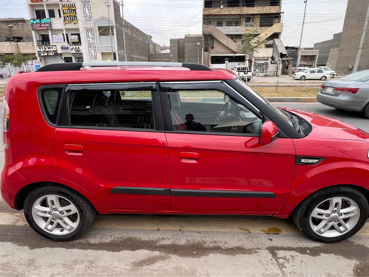 السلام عليكم
كيا سول 2009 خليجي  محرك 1.6 دوش فول ماعدا السلايد بصمة حساس خلفي كاميرا بلادي تخم تاير وويل كب مسجل شاشة تبريد منظومة جديدة تدفئة ايضا حدادية جديدة كير محرك جدد السيارة بيهة طخة جاملغ خلفي فقط وصبغ حزام بسبب الجراد وعندي صورهة قبل الصبغ اليحب يراسلني وارسلها له رقم بغداد باسمي 
السعر 94 ورقة وبيهة مجال للاتصال *********** ابو محمد بغداد, العراق
