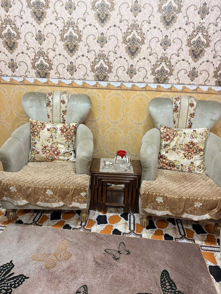 سلام عليكم
تخم ملكي يتكون من اربع قطع . يحمل عشر نفرات .تخم من سفان نظيف كلش للاستفسار الاتصال على الرقم 

***********
