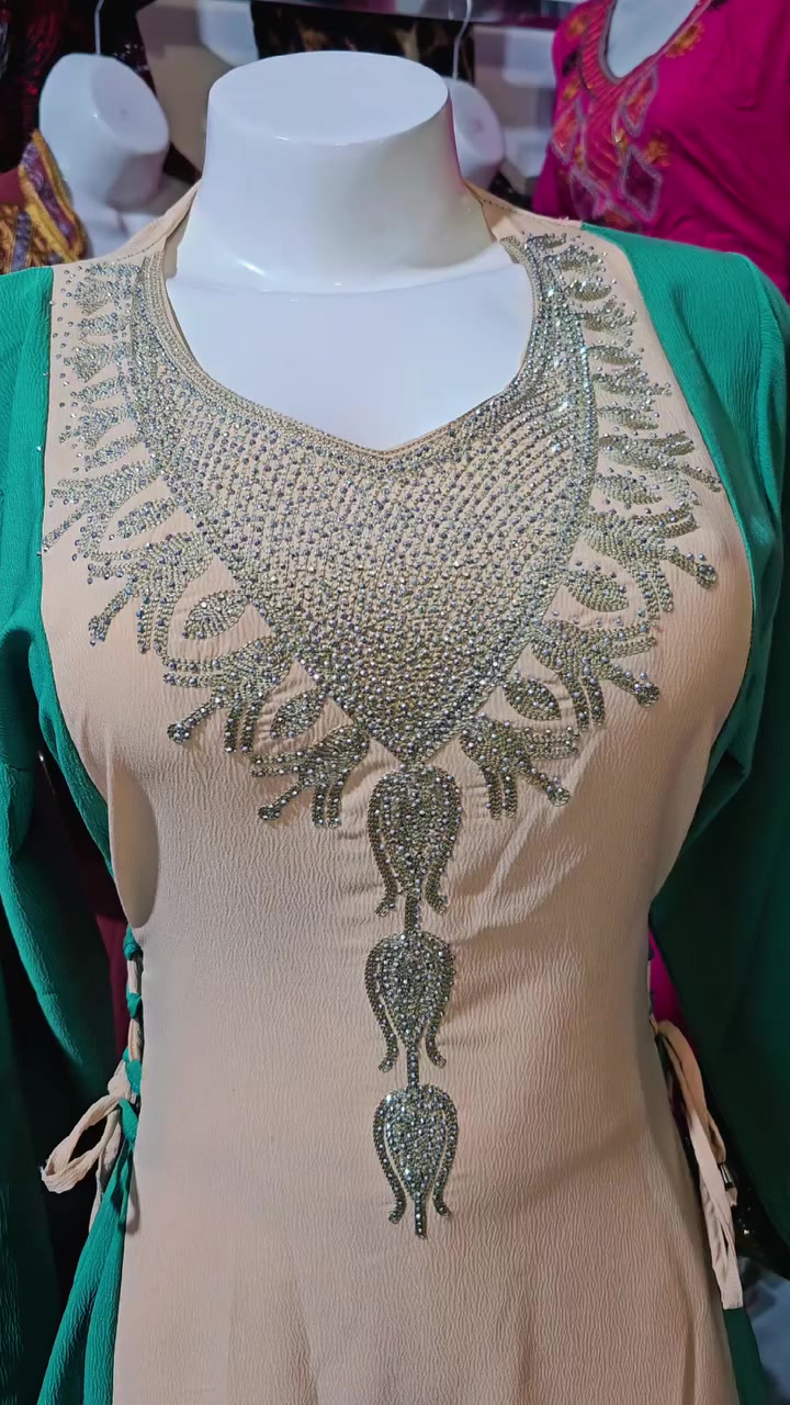 المخور قطعة أنيقة تجمع بين البساطة والفخامة، وهو مصمم بأسلوب "القطعتين المتصلتين" ​الصدر: يتميز بتطريز كثيف وجميل من الفصوص الكريستالية اللامعة (الستراس) الفضية، تأتي على شكل عقد عريض يزين الرقبة ويمتد للأسفل بشكل طولي جذاب
توصيل جميع المحافظات 
للطلب والاستفسار مراسلة الصفحة او الاتصال واتساب 
***********
***********
