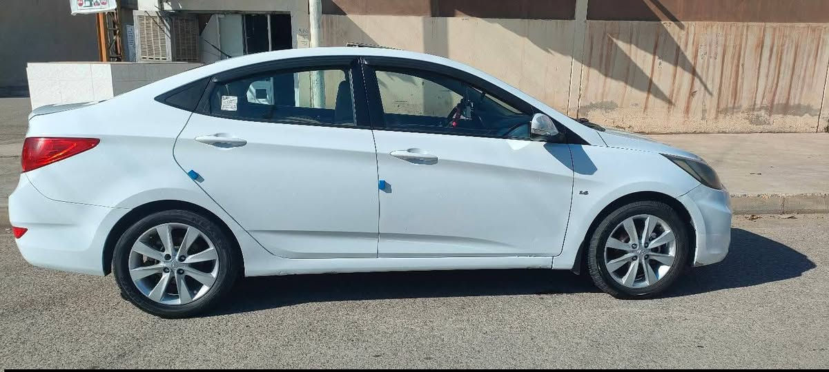 السلام عليكم 
اكسنت للبيع  ((كير عادي ))
السياره فول فتحه سقف كهربائيه كلها شرط
سياره نضيفه مل بيت 
الاتصال على الرقم ***********
