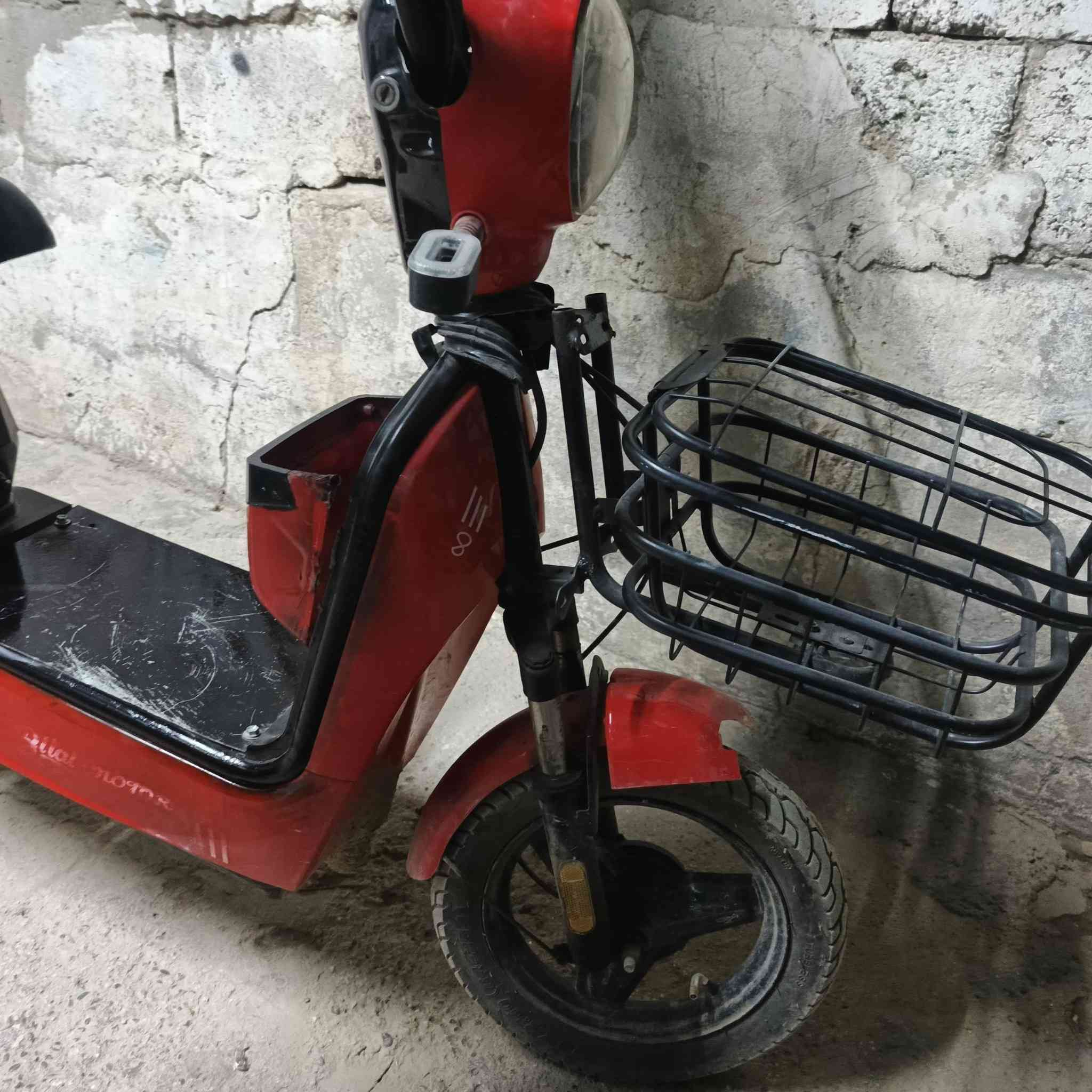 السلام عليكم دراجة شحن حجم 14 للبيع السعر 100 وبيهة مجال بطاريات جدد الرقم***********  ***********
