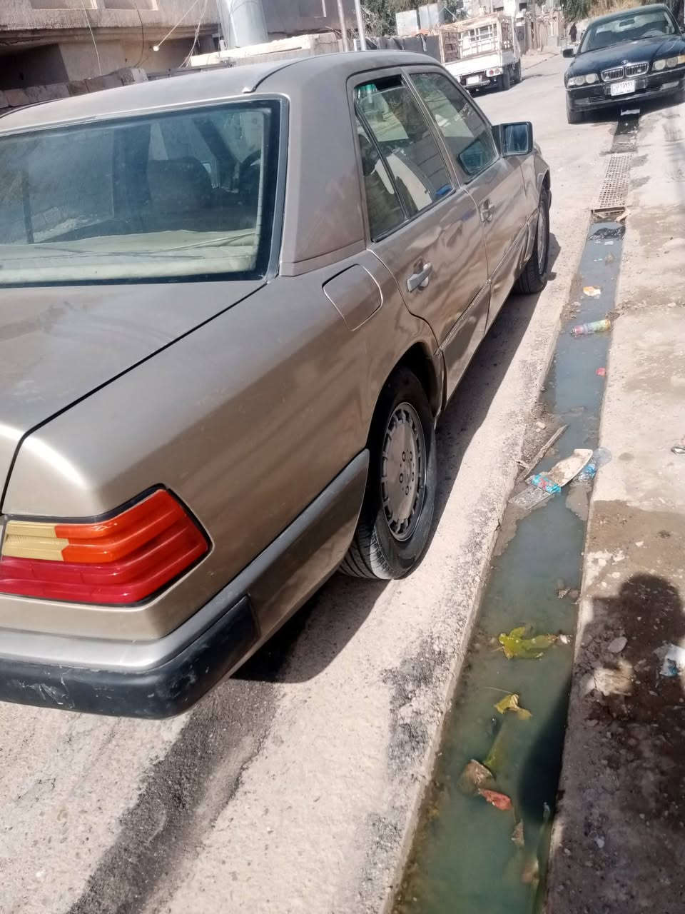 موديل 90 محور ففتي بغداد انكليزي مكفولة من حادث وقواعد دبلات بلادية مصبوغة بدون حادث 
تبريد جيدا جدا
صدر امامي خلفي 
تخم تاير جدد 
فيت بم الخارجي بلادي 
سيارة جاهزة 
مكاني بغداد الحسينية 
بدون مراوس فقط بيع 
60بيها مجال بسيط 
***********
