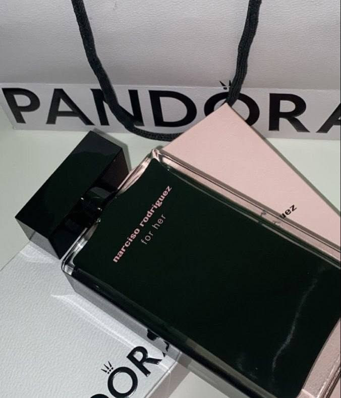 عطر نارسيسو رودريغيز فور هير (Narciso Rodriguez for Her) بتركيز Eau de Parfum هو تجسيد حقيقي للأناقة الغامضة والأنوثة الطاغية ✨. ينتمي هذا العطر الأيقوني إلى عائلة العطور الزهرية، الخشبية، والمسكية، ليمنحكِ حضوراً ساحراً لا يُنسى 💖.
إليكِ رحلة هذا العطر الساحر ونوتاته العطرية:
🌸 الهرم العطري والـمكونات
 المقدمة (إفتتاحية العطر): ✨
تبدأ الرحلة بنسمات رقيقة ومخملية تجمع بين نعومة الورد وجاذبية لب الخوخ اللذيذ، لتعطيكِ إحساساً فورياً بالانتعاش والنعومة.
 القلب (جوهر العطر): 🧲
ينبض قلب العطر بـ المسك الفاخر الذي تشتهر به علامة نارسيسو، ممتزجاً بلمسات دافئة من العنبر الناعم، وهو السر وراء جاذبية العطر التي تخطف الأنفاس.
 القاعدة (ثبات العطر): 🪵
تستقر الرائحة على قاعدة غنية ودافئة من خشب الصندل وعمق الباتشولي، مما يمنح العطر ثباتاً ممتازاً وعمقاً يفيض بالدفء والغموض.


**إذا كنت صاحب هذا الإعلان وتريد حذفه لأي سبب، رجاءا أرسل رسالة إلى الدعم الفني**