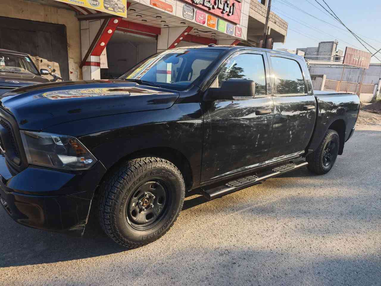 السلام عليكم ورحمة الله وبركاته رام 23 كلاسك  صفر مواصفات عمية ماشيه 14 الف سياره بيها  5 قطع صبغ السياره بس حلوه وكاعده ومرتبه السياره بدون رقم سعرها 185 وبيها مجال ومتلكه بكل العراق هيج سعر ايرباك برده فقط مال باب السايق للاسفسار ***********
