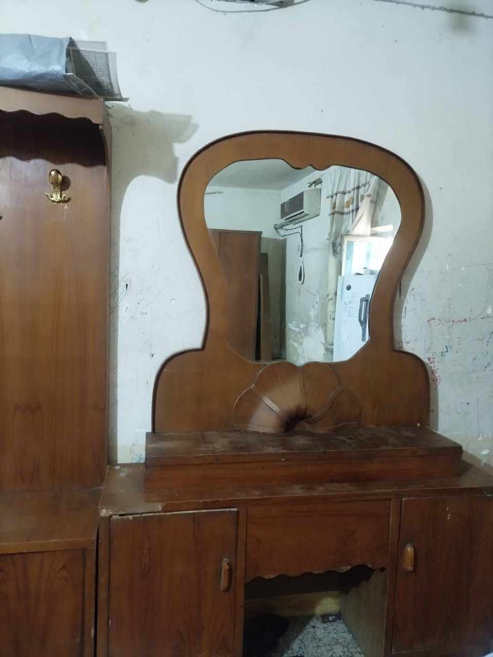 غرفه اخشاب مستعمله للبيع بسعر 400الف عنوان حله نادر هذا رقمي *********** وبيها مجال
