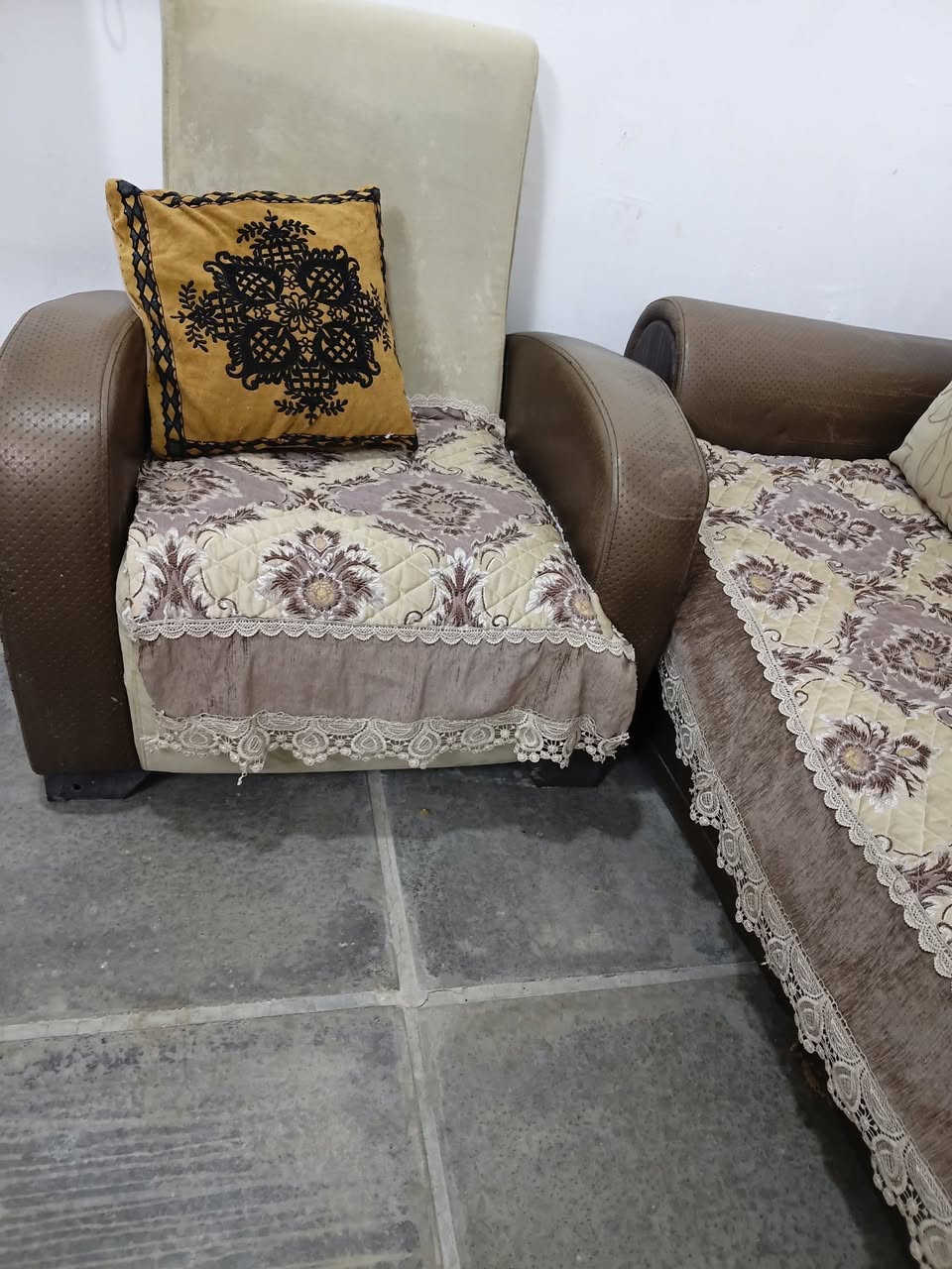 السلام عليكم تخم تركي نضيف جدا مع كوشات كبيرة جدا مع مفرش نوعيته تركي ضخم ب٨٥  
٦ مقاعد مكاني ديوانيه


**إذا كنت صاحب هذا الإعلان وتريد حذفه لأي سبب، رجاءا أرسل رسالة إلى الدعم الفني**