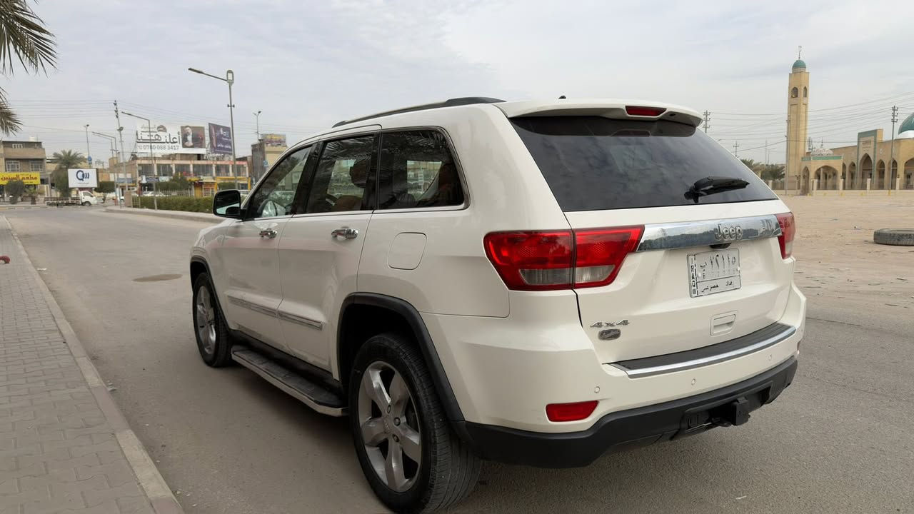 اخوان مكلف بالنشر كل تفاصيل السياره ورقم صاحبه موجود بالمنشور
السلام عليكم

أنظف جيب 2012 اوفر لاند بالعراق شرط 
كلين بدون اي حادث او صبغ وارد امريكي 

Jeep Grand Cherokee Overland 2012
وارد أمريكي – فول مواصفات
ماشية 115,000 ميل قابل للزيادة

المواصفات:
دفع رباعي دائم 4×4
نظام الدفع الرباعي الذكي Quadra-Drive II
نظام اختيار التضاريس Selec-Terrain (Snow / Sand / Mud / Rock / Auto)
رفعة الأوفرلاند الأصلية (ميزة مميزة لهذه الفئة)
نظام تعليق هوائي Quadra-Lift Air Suspension
إمكانية رفع وخفض السيارة أوتوماتيك أو يدوياً
ثلاث مستويات لارتفاع  السيارة 
كير  أوتوماتيك كامل
ويل  أصلية قياس 20 إنج
مقاعد جلد فاخر Nappa
المقاعد الأمامية تبريد وتدفئة 
تدفئة للمقاعد الخلفية
تحكم كهربائي كامل بالمقاعد مع ذاكرة
ستيرن  جلد وخشب مع تدفئة كهربائية 
فتحة سقف بانوراما CommandView
شاشة ملاحة Uconnect مع GPS
بلوتوث وأوامر صوتية
نظام صوت خمس سماعات  مع سبووفر
كاميرا خلفية
حساسات خلفية
تشغيل بصمة Keyless Enter-N-Go
تشغيل عن بعد
باب الجنطة كهربائي
مرايا كهربائية مع تدفئة 
مكيف أوتوماتيك مزدوج
الايتات الامامية LED نهاري  مشتغلهن 650 الف ضمان 3 سنوات  اقوة عدسات . 
سيارة عليها صيانه كاملة وشرط الفحص 
كاملة من كلشي  سيارة مال جناي احتاجيت واريد ابيعها .

💰 السعر 190  ورقة وبيها مجال بسيط
رقم الهاتف ***********
