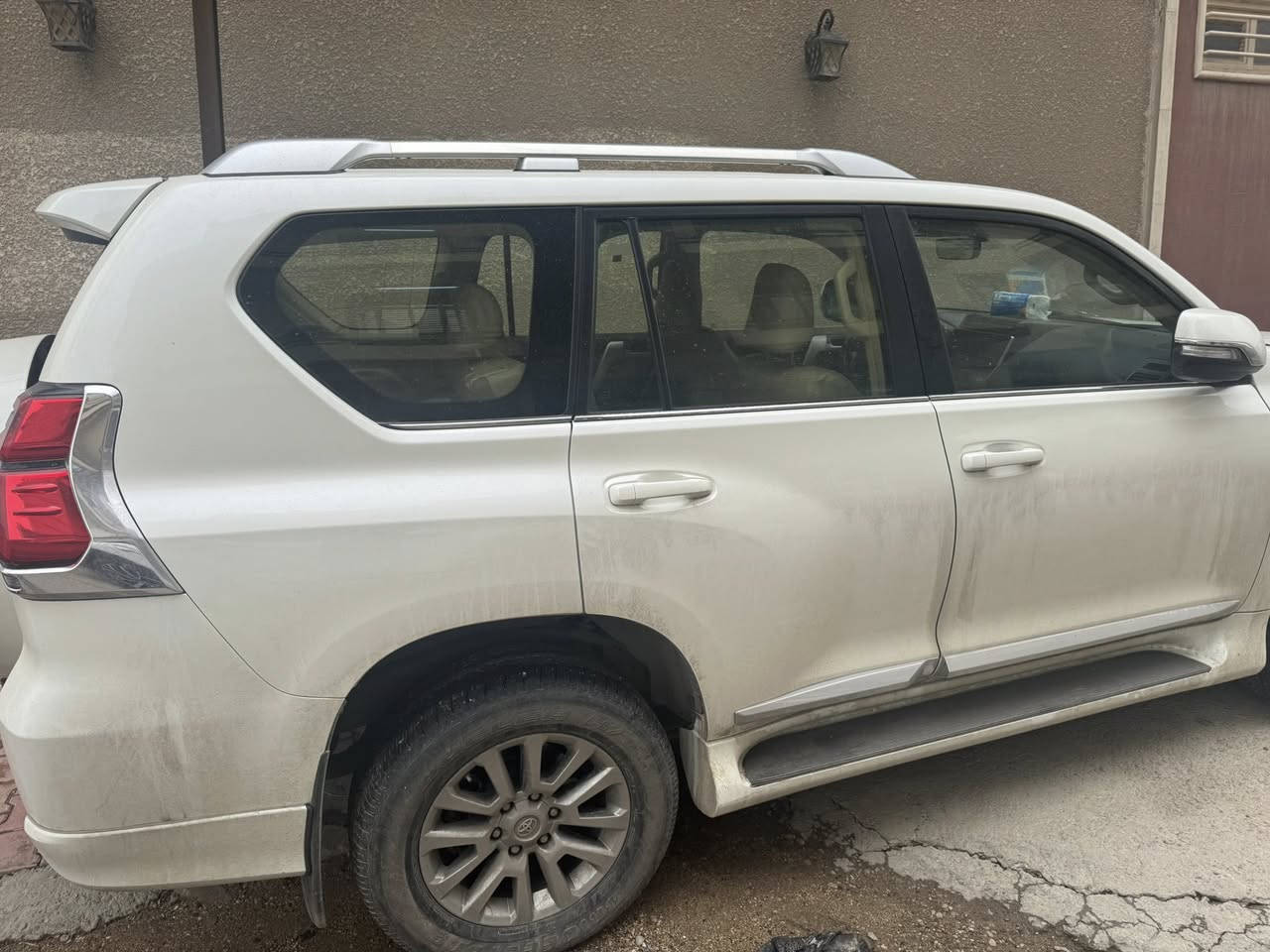 السلام عليكم برادوا ٢٠٢١ اعلى فئة vx فول مواصفات السيارة  مكفولة وكالة ساز أخذنا زيرو عل إيدي وهسة ماشية ١٠٠ السيارة مكفولة بيها فقط شخط كلش بسيط بالبنيد ومكحل وما مبين اخوان السيارة جديدة بس مغاسلها السعر ٤٢٥ ورقة وبيها مجال للشراي لاستفسار *********** العنوان بغداد البلديات
