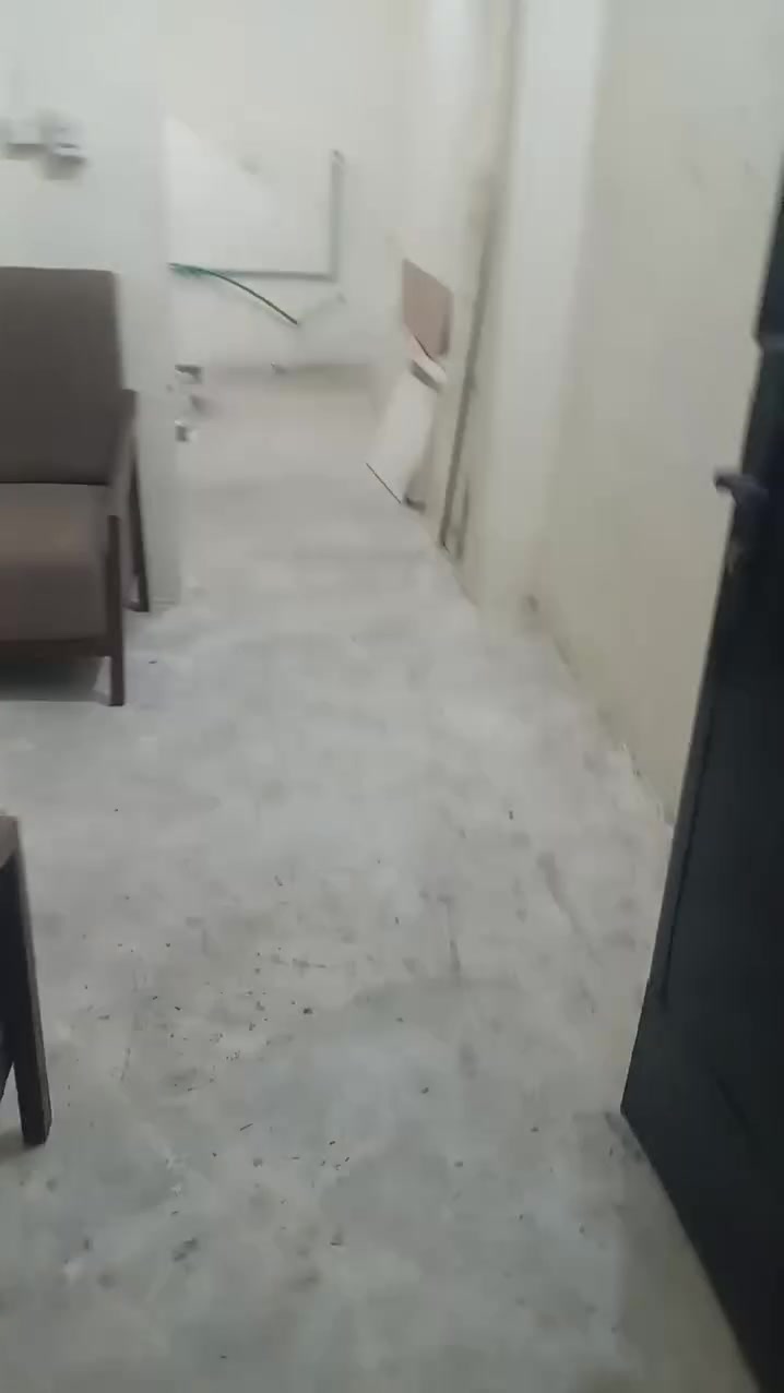 السلام عليكم يوجد دار ٥٠ م لليجار نزال قاسم الوكيل بل نص طابق واحد سكف ساندويج مرتب صاله وهول ومطبخ وحمام جوه وتواليت خارجيه فقط سعر ٢٥٠ ابو يزن ***********
