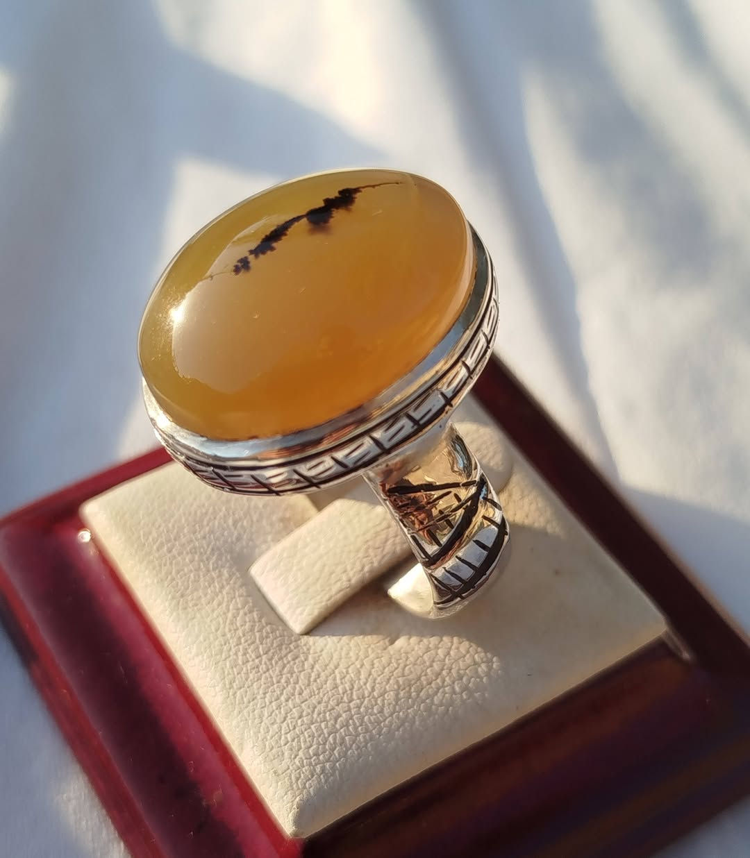 💐🌿جوهره من العقيق اليماني🌺☘️
🌲🏵️ الاصفر شرف الشمس طبيعي حر 🌷
غير معالج الأصلي شرط الفحص اصلي 👉 
💐🌺من أعمالي صياغة يدوية ثقيلة 👉 
التواصل على الخاص او رقم الهاتف ***********
العنوان البصرة القرنة الشرش
