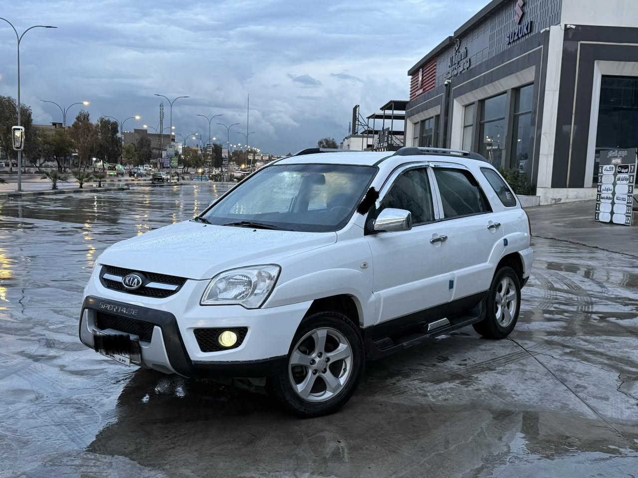 كيا سبورتج 2010 كوري 
بيها صبغ بس بالسقف بدون دواخل 
وبيها معجون شبر بل تكمله مأشر بل صوره شرط بدون اي دواخل
كشن كهرب وتدفئه تحكمات 
محرك وكير شرط 
تبريد تدفئه شرط 
تايرات جديدة 
رقم نينوى السنويه لي2028 تسقط شرط التحويل 
السياره جاهزة ماناقصها شي كلش حلوه
السعر 97 ومجال بسيط
مكان السياره موصل
غير متواجد عل فيس
***********
***********
