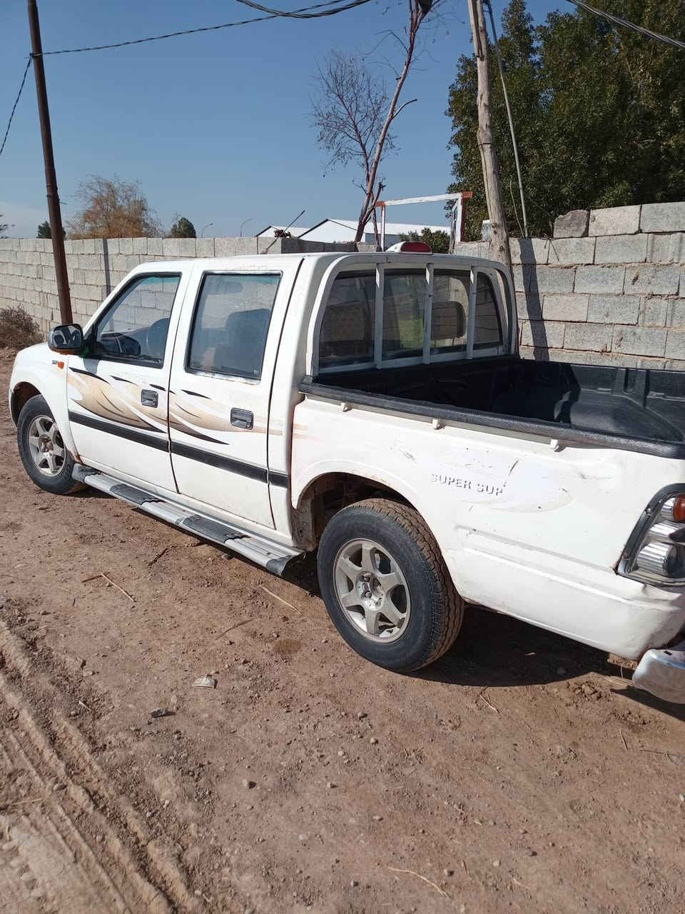 سلام عليكم فتون لبيع جاهزه مجهزه من كلشي سياره حلوه خير من الله سياره مال جناي كهرباءيات باتري تخم تاير تتفتح وتتقفل عل ريموت قرفته على وضع شركه سعر 55وبيه مجال لشراي رقم سياره واسط والعنوان واسط قضاء العزيزية الاتصال ***********
