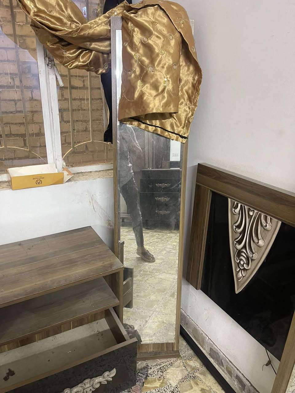 السلام عليكم من رخصة الادمن معرض بلازما تركي نظيف جدا وغرفة سلايد تركية رايدلها ترتيب للبيع العنوان بغداد الجديدة الهاتف ***********
