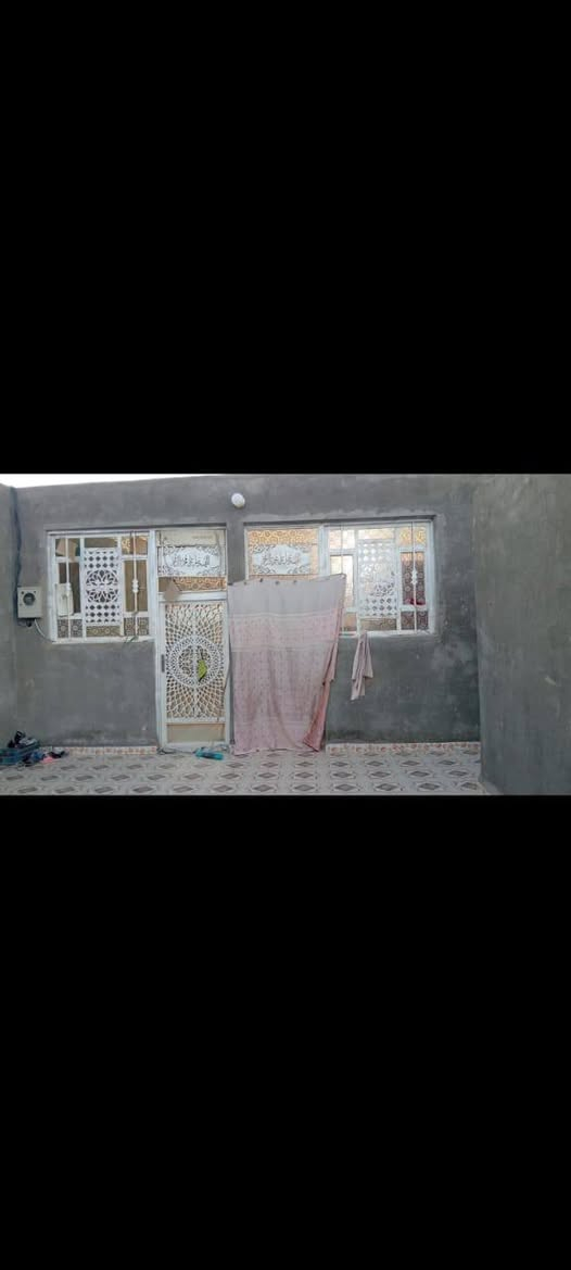 سلام عليكم   بيت جديد مساحه 250م  بناء بلوك كهربائي  سقف عگاده يحتوي عله غرف ٣ وياه قطعه مساحه 1000م  منطقه طاميه قرب مدرسه بلال حبشي سديناويه 
سعر ٤٢ بي مجال 
للاستفسار  ***********
