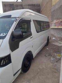 اسلام عليكم ورحمه الله وبركاته تيوتا هايسا ٢٠١٢  السياره متجايه على صف...