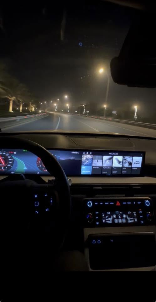جنسس (gv80 (advanced
2025
4 cylinder توربو 2.5
رقم السيارة بغداد مميز
لون الخارجي مات 
وارد امريكي بدون ايرباك ✅✅
تقريبا كلين مجرد الدعامية الامامية منزليها فقط 
وصور الحادث بالواتس

واتساب; *********** ✅✅

أنظمة السلامة والمساعدة

* مثبت سرعة متكيف (Adaptive Cruise Control)
* مراقبة النقطة العمياء (Blind Spot Monitor)
* مساعد الفرامل (Brake Assist)
* تحذير مغادرة المسار (Lane Departure Warning)
* المحافظة على المسار (Lane Keeping Assist)
* مساعد التوجيه مع مثبت السرعة
* مساعد تفادي الاصطدام (Evasion Assist)
* تخفيف الاصطدام الأمامي (Front Collision Mitigation)
* تخفيف الاصطدام الخلفي (Rear Collision Mitigation)
* تنبيه حركة المرور الخلفية (Cross-Traffic Alert)
* مراقبة انتباه السائق (Driver Monitoring)
* مساعد الاصطفاف التلقائي (Automatic Parking)
* حساسات اصطفاف خلفية (Rear Parking Aid)
* نظام الثبات الإلكتروني (Stability Control)
* نظام التحكم بالجر (Traction Control)
* مراقبة ضغط الإطارات (TPMS)

الوسائد الهوائية

* وسادة هوائية للسائق
* وسادة هوائية للراكب الأمامي
* وسادة هوائية للركبة
* وسائد جانبية أمامية
* وسائد جانبية خلفية
* وسائد ستارية أمامية وخلفية للرأس

المحرك ونظام الدفع

* محرك تيربو (Turbocharged)
* دفع رباعي (AWD)

الراحة والفخامة

* مقاعد جلدية
* مقاعد أمامية مدفأة
* مقاعد أمامية مبردة
* مقود مدفأ
* ذاكرة للمقاعد
* ذاكرة للمرايا
* دعم قطني كهربائي للسائق
* دعم قطني كهربائي للراكب
* تشغيل السيارة بدون مفتاح
* دخول بدون مفتاح
* تشغيل عن بعد للمحرك
* باب خلفي كهربائي (Power Liftgate)
* فتح الباب الخلفي بدون استخدام اليدين (Hands-Free Liftgate)
* تكييف متعدد المناطق
* تكييف خلفي
* مرايا مدفأة
* مرايا قابلة للطي كهربائياً
* مرآة داخلية ذات تعتيم تلقائي

التقنيات والترفيه

* نظام ملاحة
* نظام صوتي فاخر (Premium Sound System)
* بلوتوث
* راديو HD
* راديو فضائي (يتطلب اشتراكاً)
* تكامل الهواتف الذكية (Smart Device Integration)
* نقطة اتصال Wi-Fi Hotspot
* شاشة رؤية محيطية 360 درجة (Aerial View Display)
* كاميرا خلفية
* قرص تخزين داخلي للوسائط (Hard Disk Drive Storage)
* أوامر صوتية وتحكم من المقود
* HomeLink لفتح أبواب الكراج

التصميم الخارجي

* جنوط ألمنيوم (Alloy Wheels)
* سقف بانورامي مزدوج (Dual Moonroof)
* مصابيح LED
* إضاءة نهارية (DRL)
* مصابيح أوتوماتيكية
* الضوء العالي الأوتوماتيكي
* زجاج خلفي معتم (Privacy Glass)
* جناح خلفي (Rear Spoiler)

التجهيزات الأخرى

* نوافذ كهربائية
* أقفال كهربائية
* مقود جلدي
* تطعيمات خشبية داخلية
* ممسحات مطر أوتوماتيكية
* عجلة احتياطية مؤقتة
* كمبيوتر رحلات
* فتحة تحميل من المقعد الخلفي (Pass-Through Rear Seat)
* نظام منع تشغيل المحرك ضد السرقة (Immobilizer)
* نظام أمان وإنذار

اللون الداخلي

* جلد بني أرضي / أخضر دخاني (Earth Brown / Smoky Green Leather

وتحكم بتقديم ورجوع السيارة بالمفتاح ✅
والقيادة الذاتية 
ونظام التعطير الداخلي مع التبريد للسيارة ✅
بدون ايرباك طاك/ سليم✅
ومواصفات هواي بعد لان اعلى الفئات هاي للجنسس الادفانسد (advanced)

السعر 54000$ وبيه مجال 
 
مراسلة واتساب; ***********
