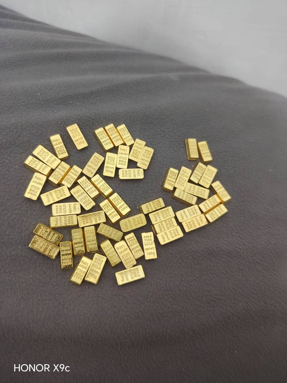 بخيل المايصلي ع النبي ولكم الحكولي طكيت لوبعدني إلهي هيج ويطلع ذهب حقيقي 55 قطعة بوزن 100غ مختوم999
سوارات ثنين مختوم 999
وكلادة مختوم 999 ماحجي الون بلحقية مستحيل تكولون ذهب يارب يطلعن ذهب حقيقي 😭😭😭😭 اروح انام احسلي اعرف حضي
هذه السوار الموضحة في الصورة تحمل الختم 999، وهو ما يشير إلى أعلى مستويات النقاء في عالم الذهب والمجوهرات.ماذا يعني ختم 999؟ذهب عيار 24: يشير الرقم 999 إلى أن القطعة مكونة من 99.9% ذهب خالص، مع وجود 0.1% فقط من المعادن الأخرى التي لا يمكن فصلها تماماً.الذهب الخالص: يُعرف هذا النوع باسم "الذهب الصافي" أو "السبائك"، وهو يتميز بلونه الأصفر الفاقع والعميق مقارنة بالأعيرة الأقل مثل 18 أو 21.القيمة والاستثمار: يُعتبر ذهب 999 خياراً ممتازاً للادخار والاستثمار لأنه يحتفظ بقيمته السوقية الكاملة كذهب خام.مواصفات السوار في الصورةالتصميم: تأتي السوار بتصميم "جنزير" (Curb Link) سميك، وهو تصميم كلاسيكي يجمع بين القوة والمظهر الفخم.القفل: تتميز بقفل مزدوج على شكل حرف "S" أو "خطاف"، وهو القفل التقليدي المستخدم غالباً مع الذهب عيار 24 لضمان الأمان، نظراً لأن الذهب الخالص يكون أكثر ليونة من الذهب الممزوج بالنحاس أو الفضة.الأسعار التقريبية (تحديث يونيو 2026)تعتمد القيمة الإجمالية للسوار على وزنها بالجرام مضافاً إليها أجرة التصنيع (المصنعية):في العراق: يبلغ سعر جرام الذهب عيار 24 حالياً حوالي 181,491 دينار عراقي.في مصر: يسجل سعر الجرام عيار 24 حوالي 7,137 جنيهاً مصرياً.
تظهر هذه الصورة سبائك ذهب صغيرة جدًا، حيث يبلغ وزنها 100 جرام.تشير النقوش الموجودة عليها إلى أنها من عيار 999.9، وهي درجة نقاء عالية جدًا للذهب.تبدو هذه القطع كنسخ مصغرة لأصول حقيقية، لذا تأكد من فحص المنتج الفيزيائي لدى صائغ موثوق لتأكيد وزنه ونقائه الفعليين.هل


**إذا كنت صاحب هذا الإعلان وتريد حذفه لأي سبب، رجاءا أرسل رسالة إلى الدعم الفني**