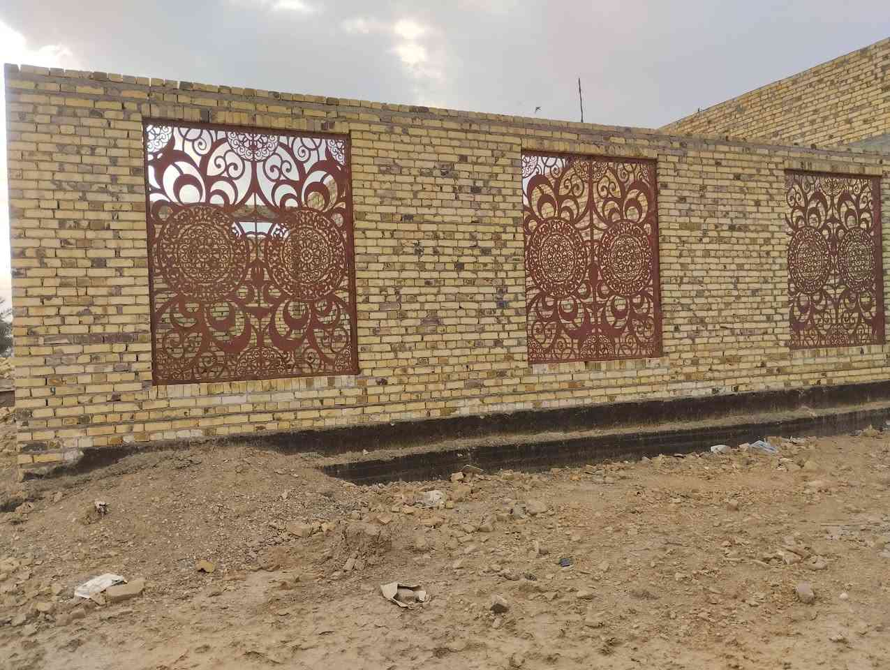 السلام عليكم للبيع بيت هيكل المكان حي منصور ع قريب علشارع العام المساحه 1000 متر 3 غرف ومطبخ حار وبارد وصاله وبراني سند 25 مداور *********** بي واتساب
